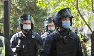 Law enforcement officers near the Kyiv District Court of Kharkiv