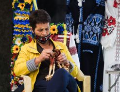 Spontaneous trade in Ukrainian symbols