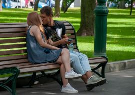 Молоді люди цілуються