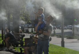 Splashes from refreshing spray frames