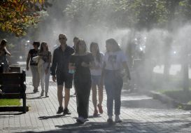 Splashes from refreshing spray frames