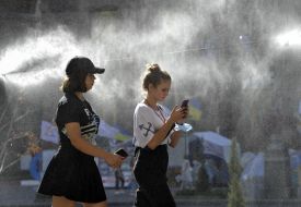 Splashes from refreshing spray frames