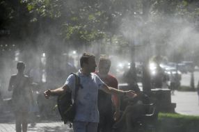 Splashes from refreshing spray frames