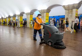 Уборка на станции метро в Киеве