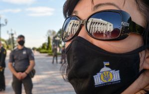 Респираторная маска с вышивкой в виде здания ВРУ