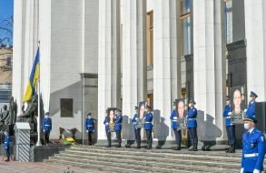 Церемония памяти нацгвардейцев возле здания парламента