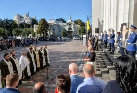 Церемония памяти нацгвардейцев возле здания парламента