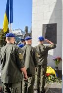 Церемония памяти нацгвардейцев возле здания парламента