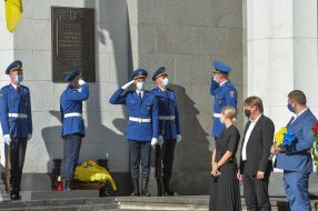 Церемония памяти нацгвардейцев возле здания парламента