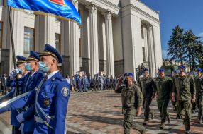 Церемония памяти нацгвардейцев возле здания парламента