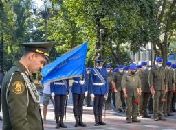 Церемония памяти нацгвардейцев возле здания парламента