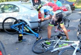 Учасник веломарафону ремонтує велосипед