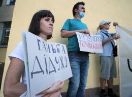 Satirical ecological picket "No! - deriban of the Red Book! " in Kyiv