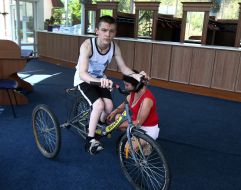Patient of the Kozyavkin International Rehabilitation Clinic on an exercise bike