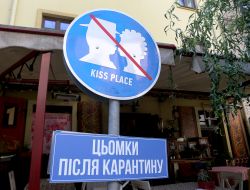 Знак з написом "Цьомки після карантину"