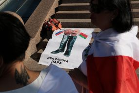 Poster with the image of Putin and Lukashenko