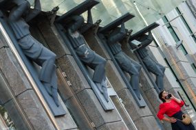 Скульптури на фасаді будівлі