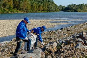 Employees of the Transcarpathian water farm clean up garbage