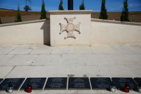 Меморіальні таблички з іменами загиблих на військовому цвинтарі