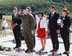 Представники польської делегації покладають квіти до меморіалу