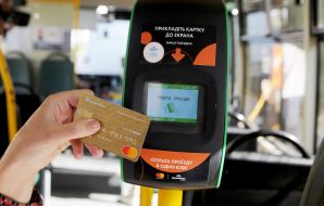 The passenger pays for travel by contactless bank card