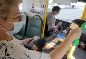 The passenger pays for travel by contactless bank card