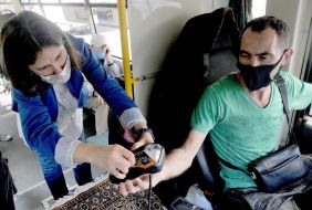 The passenger pays for travel by contactless bank card