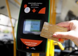 The passenger pays for travel by contactless bank card