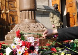 Квіти біля Харківського національного університету Повітряних Сил імені Кожедуба, де навчались загиблі курсанти