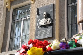 Flowers near Kharkiv National University of the Air Force named after Kozhedub, where the dead cadets studied