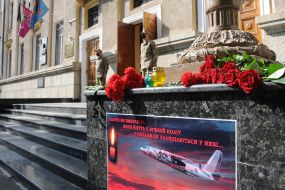 Flowers near Kharkiv National University of the Air Force named after Kozhedub, where the dead cadets studied