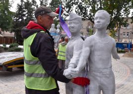 Sculptural composition in the Zaporozhye park