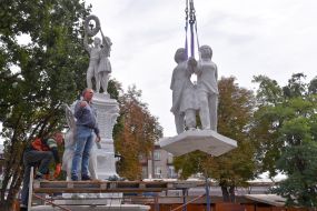 Sculptural composition in the Zaporozhye park