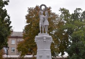 Sculptural composition in the Zaporozhye park