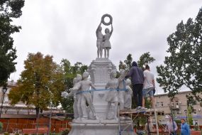 Sculptural composition in the Zaporozhye park