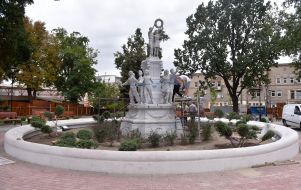 Sculptural composition in the Zaporozhye park