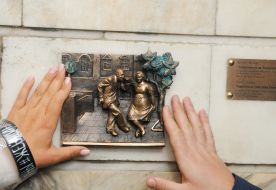 'Dancers at Teatralna metro' sculpture