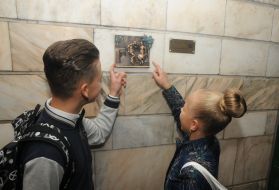 'Dancers at Teatralna metro' sculpture