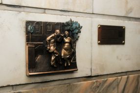 'Dancers at Teatralna metro' sculpture