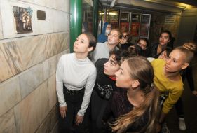 'Dancers at Teatralna metro' sculpture