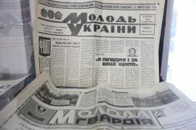 Exhibition of original artifacts of the participants of the Revolution on granite