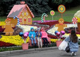 Exhibition of chrysanthemums "World of sweets"
