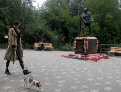 Monument to the philosopher Mahatma Handi