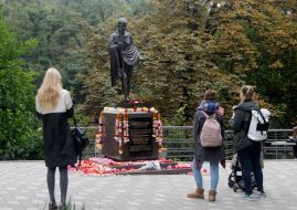 Monument to the philosopher Mahatma Handi