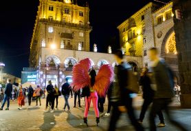 Дівчина з декоративними крилами ангела