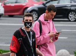 Молода людина в респіраторній масці