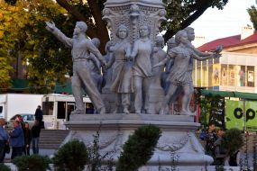 Sculpture "Friendship of Peoples" in the public garden of Zaporozhye