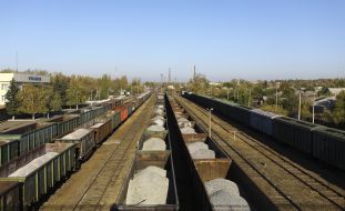 Грузовые вагоны на станции "Рубежное"
