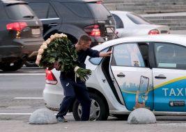 Чоловік з букетом троянд
