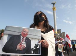 The participant of the action holds a portrait of Alexander Lukashenko
